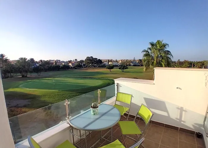 Bajó en el campo de Golf, Orientación ideal todo el año Piscina-Terraza solárium-Wifi-Sat