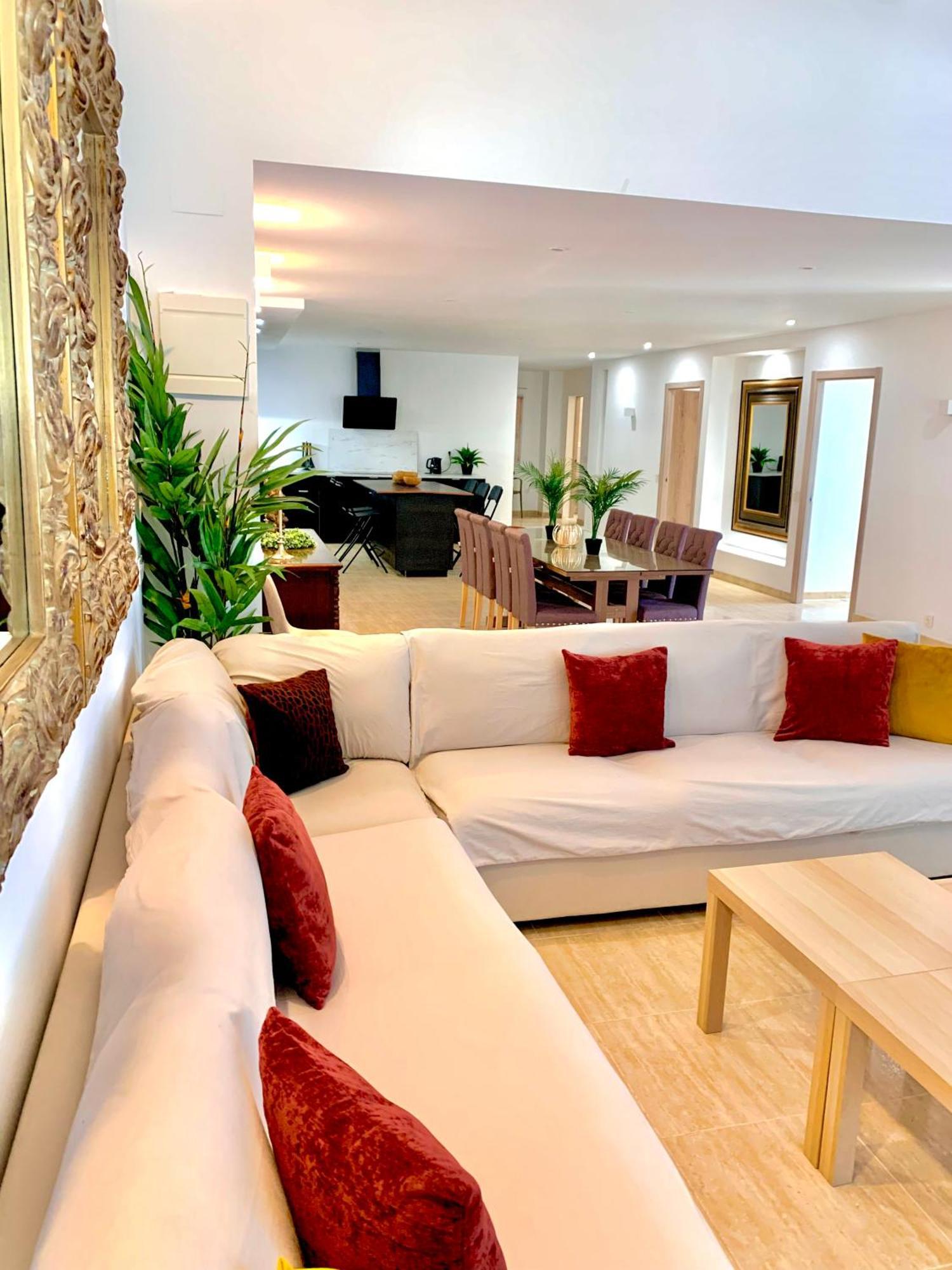 Casa Playa: Spacious 12-person Retreat With Pool And Beachside Comfort Holiday home *