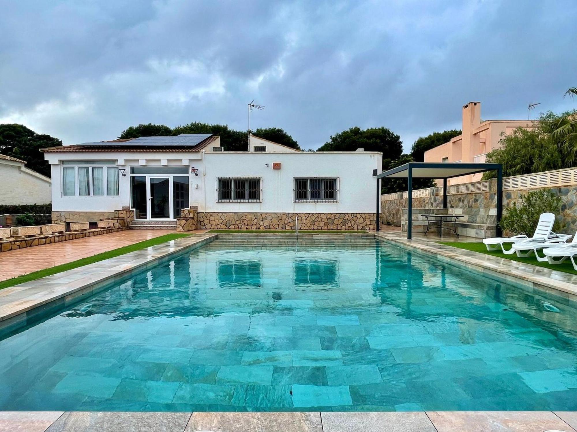 In Roquetas With Garden And Private Pool Villa