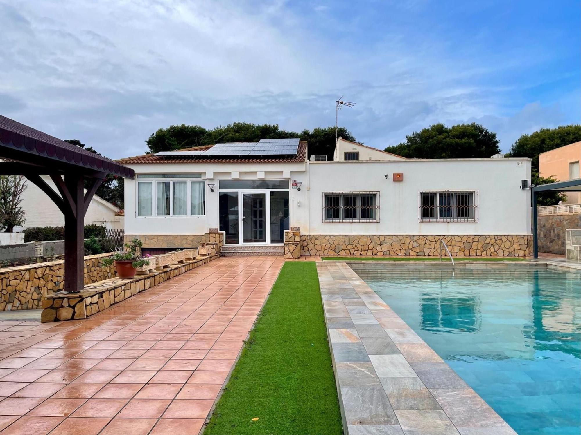 Villa In Roquetas With Garden And Private Pool