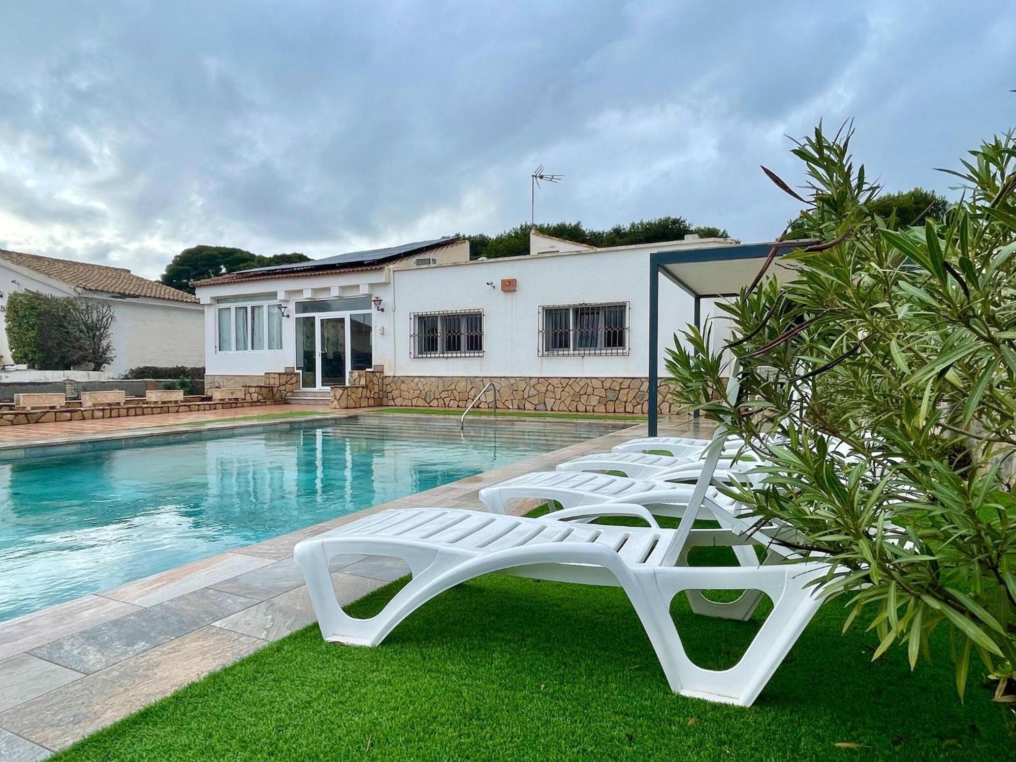 In Roquetas With Garden And Private Pool Villa *