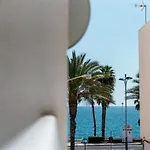 Apartamento con piscina y terraza a 50 metros de la playa