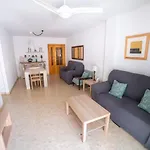Apartamento con piscina y terraza a 50 metros de la playa