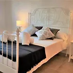 5 Bedrooms Private House 300M From Beach