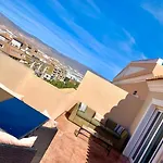 ÁTICO DELUXE entre CENTRO y PLAYA Salinas con TERRAZA, WIFI, PISCINA climatizada, GYM, SAUNA y GARAJE -Smart TV