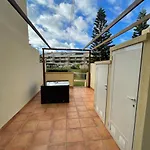 Moderna Y Alegre Vivienda Junto Al Mar .