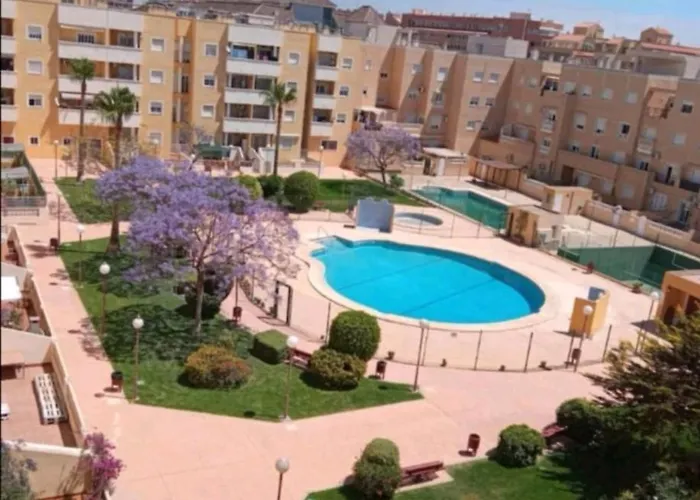 En Roquetas, A 900 Metros De La Playa, Con Piscina, Junto A Bares . En Las Salinas De Roquetas De Mar