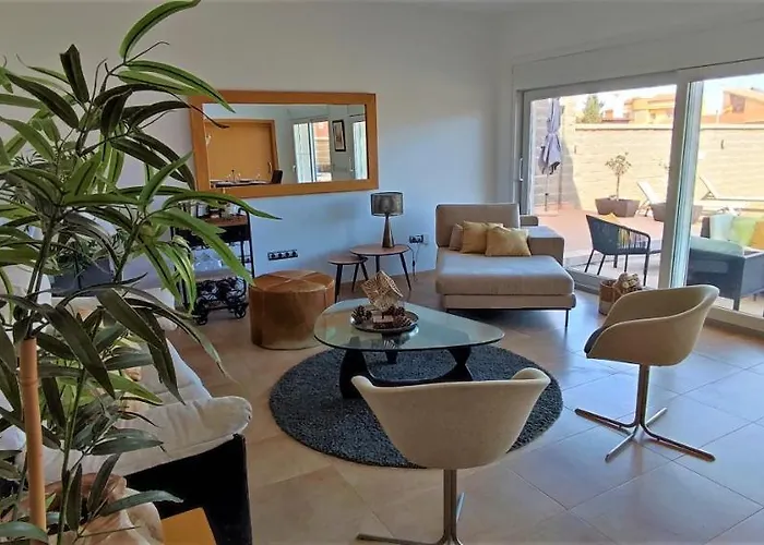 5 Bedrooms Private House 300M From Beach