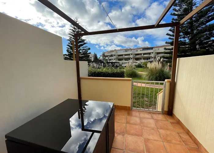 Moderna Y Alegre Vivienda Junto Al Mar .