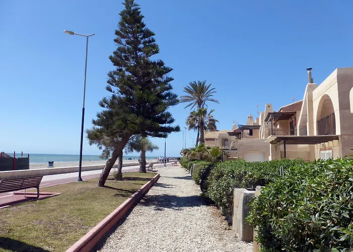 Lovely 2 Bedroom Apartment With Pool