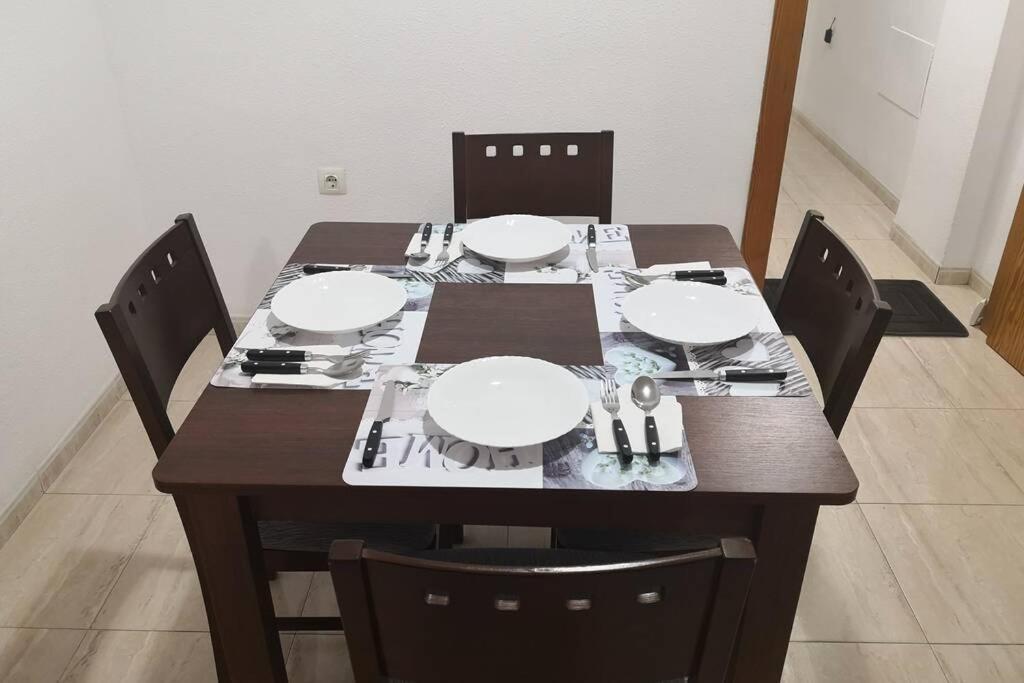 Centro Roquetas. 5 Minutos De La Playa En Coche. Apartamento