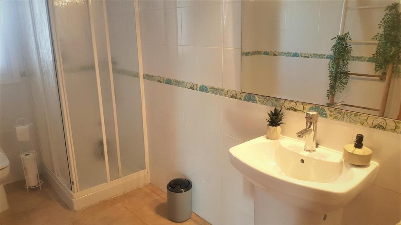 5 Bedrooms Private House 300m From