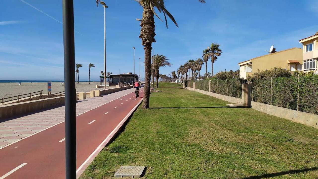 Coqueto Con Terraza En La Playa Roquetas de Mar