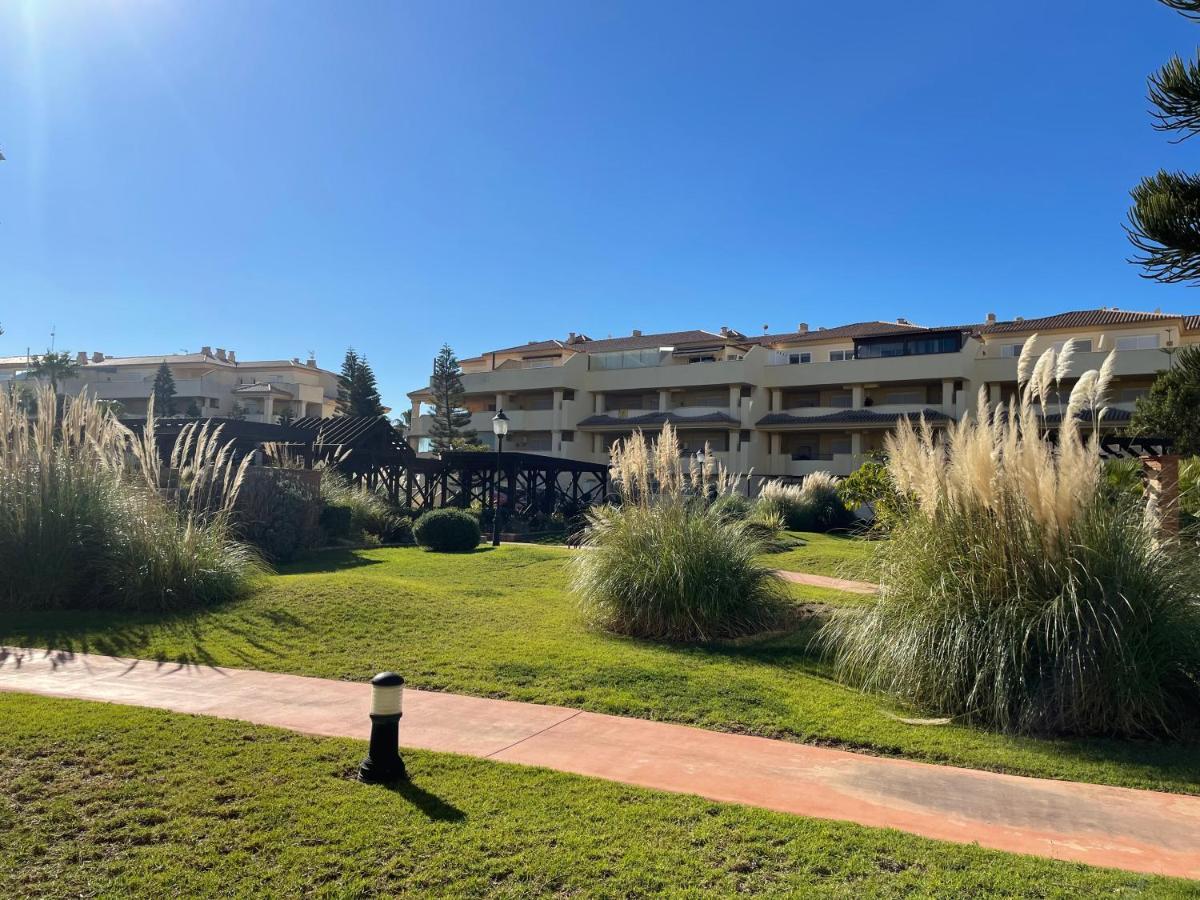 Moderna Y Alegre Vivienda Junto Al Mar .
