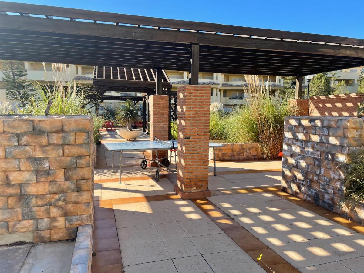 Moderna Y Alegre Vivienda Junto Al Mar . *
