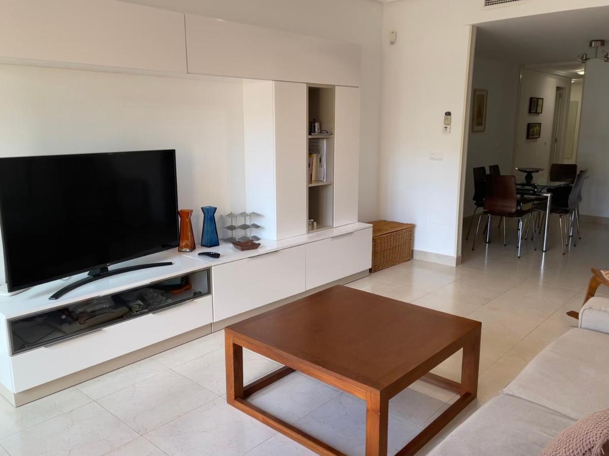 Moderna Y Alegre Vivienda Junto Al Mar .