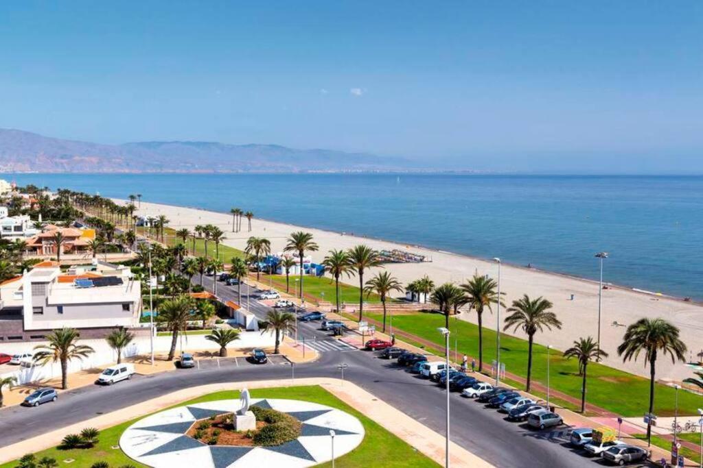Magnifico Atico Con Vistas Al Mar Y Piscina De 1 Dormitorio Con Solarium, Wifi, Netfix Apartamento Roquetas de Mar