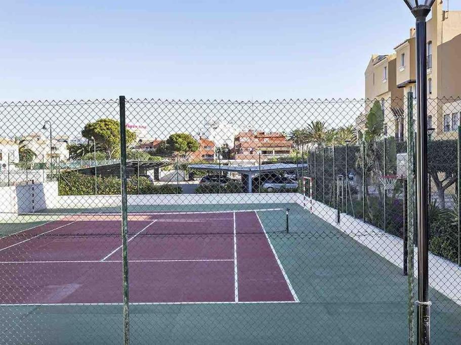 Gran Con Garage Y Piscina En El Centro Roquetas de Mar