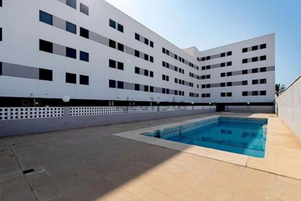 Apartamento Atico Luminoso Con Terraza. Roquetas de Mar