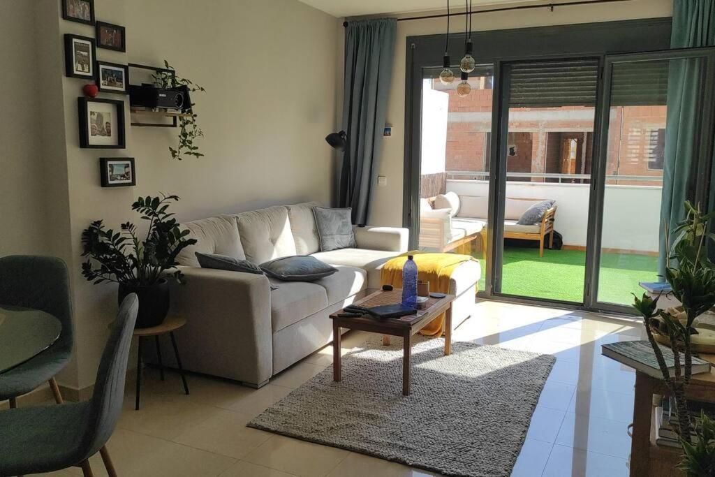 Apartamento Atico Luminoso Con Terraza. Roquetas de Mar