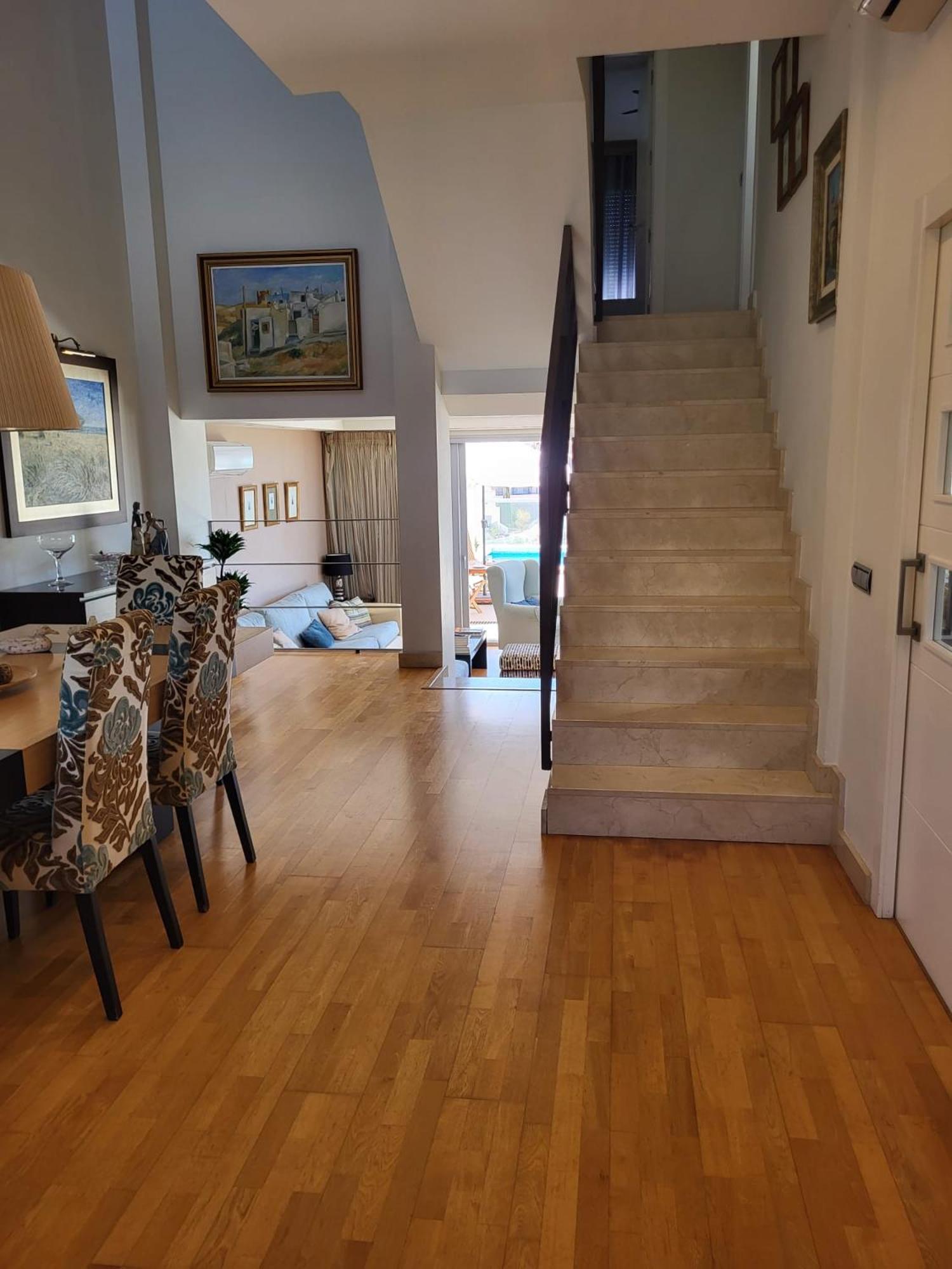 Bonita Vivienda Pareada Con Piscina Privada