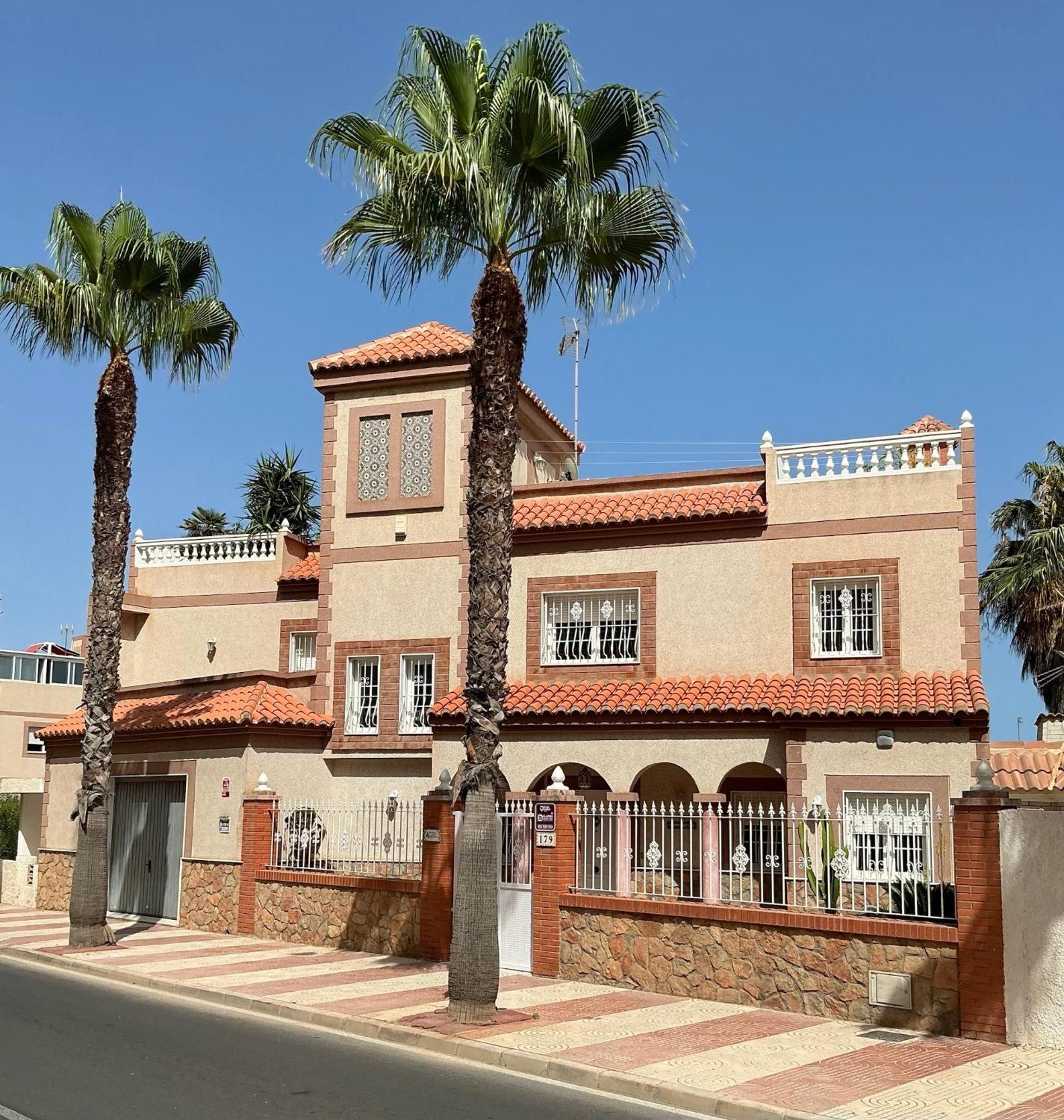 Large Private Pool And Garden Near