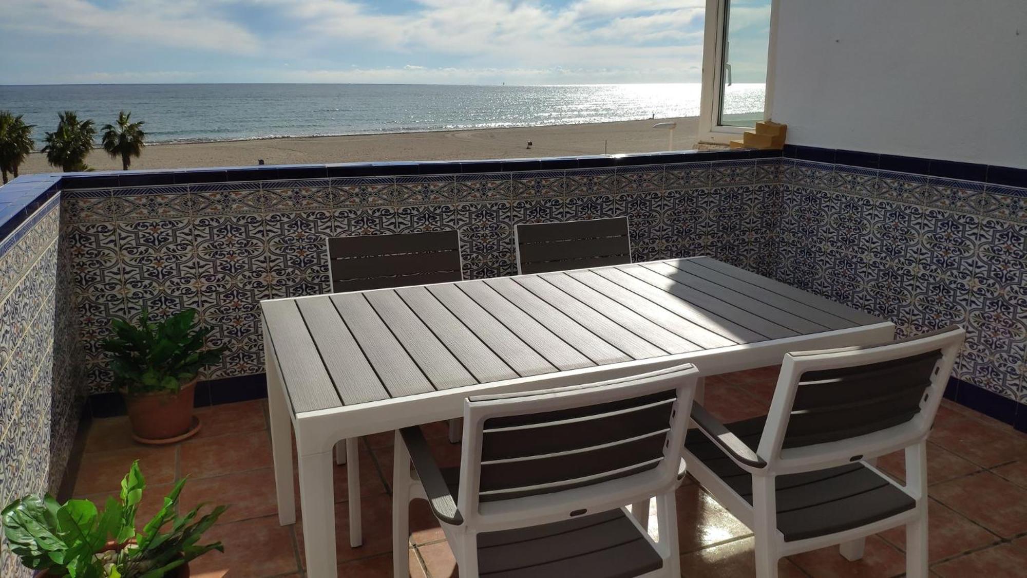 2 Bedroom Front Line Of The Roquetas de Mar