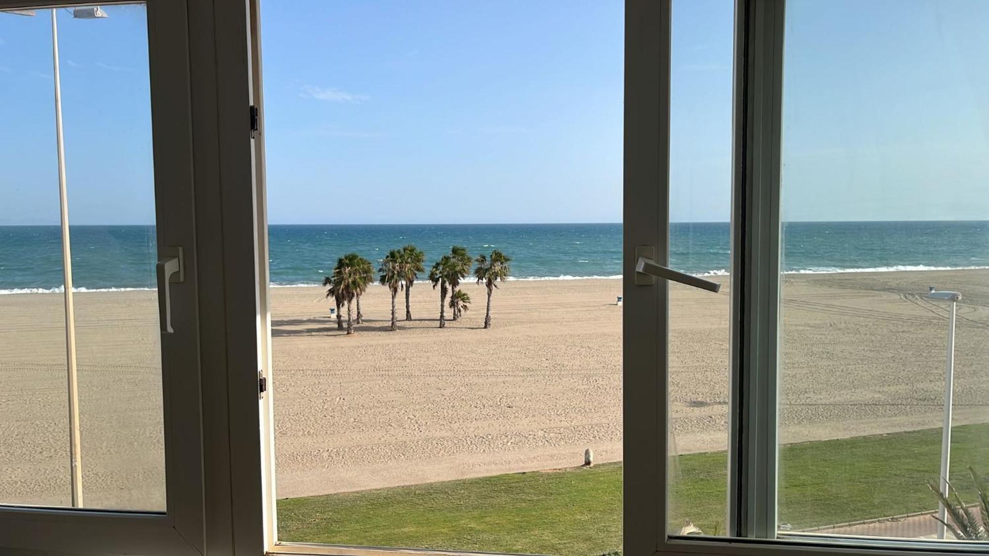 Apartamento 2 Bedroom Front Line Of The Roquetas de Mar