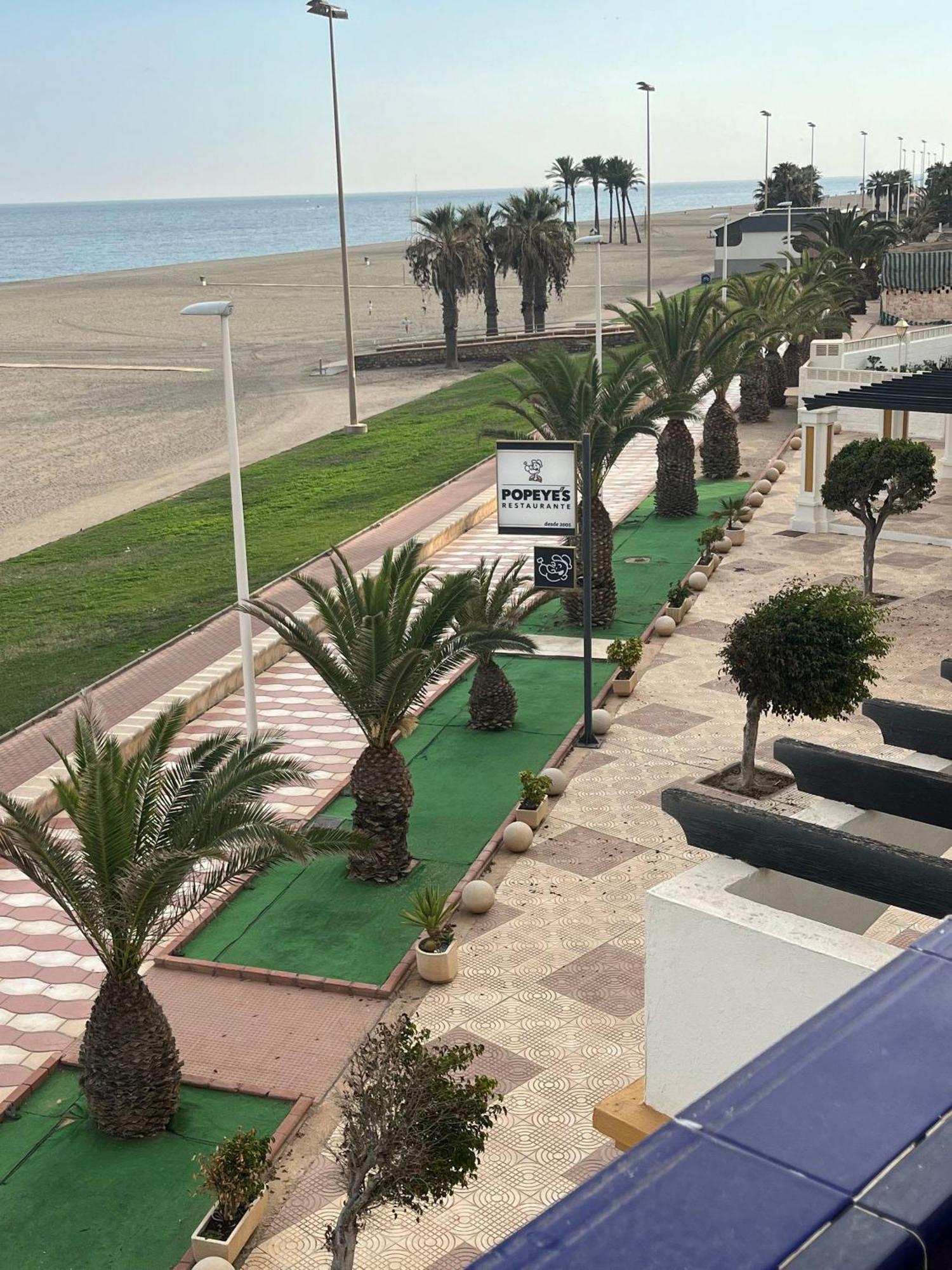 2 Bedroom Front Line Of The Apartamento Roquetas de Mar