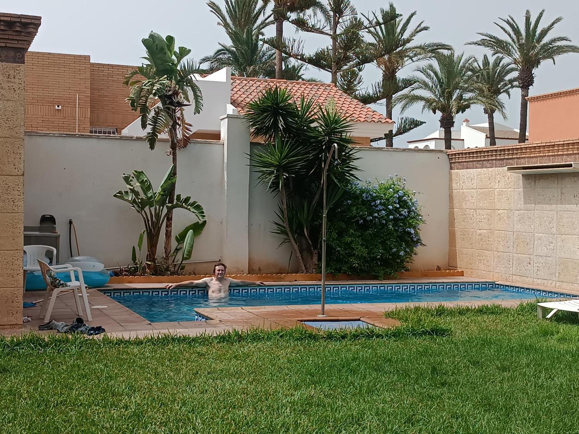 De Invitados Con Piscina